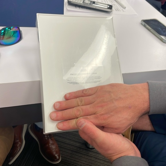 ipad gen 9 SEALED IN BOX